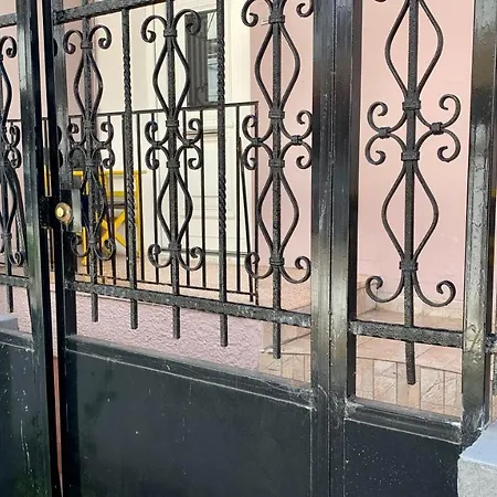 아파트 Lovely Place With Veranda 라리사